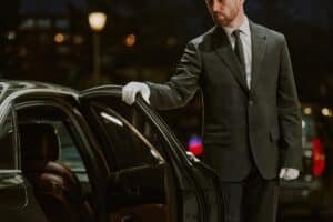 Read more about the article Maximising Comfort and Reliability: The Benefits of Professional Chauffeur Services for Business Travellers