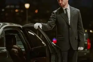 Read more about the article Maximising Comfort and Reliability: The Benefits of Professional Chauffeur Services for Business Travellers