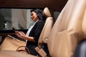 Read more about the article Seamless Airport Transfers: How Real-Time Flight Monitoring Elevates Your Journey
